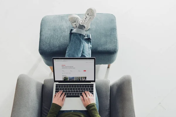 Cropped view of woman using laptop with airbnb website on screen — Stock Photo