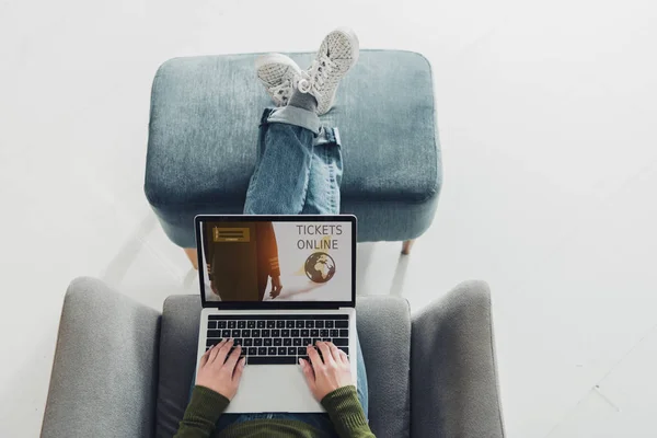Ausgeschnittene Ansicht der Frau mit Laptop mit Tickets Online-Website auf dem Bildschirm — Stockfoto