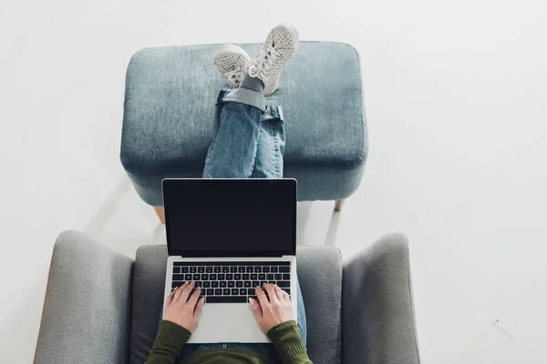 Donna vista ritagliata utilizzando laptop con schermo vuoto a casa — Foto stock