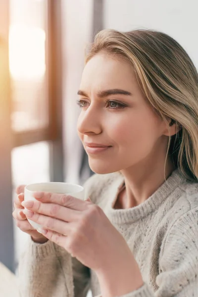 Donna allegra che tiene la tazza con il tè a casa — Foto stock