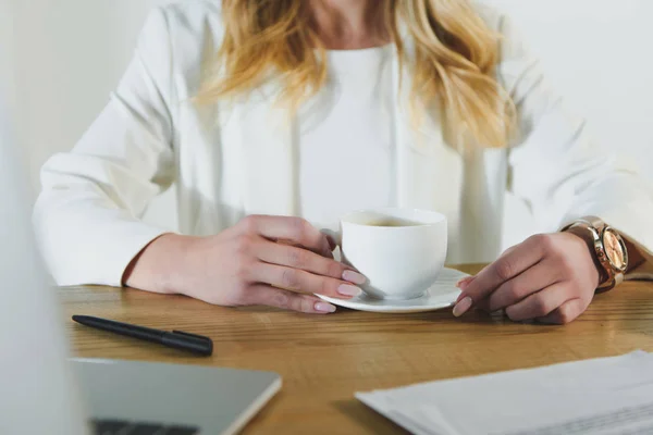 Ausgeschnittene Ansicht einer Frau, die Tasse mit Getränk hält — Stockfoto