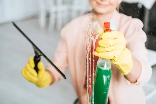 Teilbild einer Frau in gelben Gummihandschuhen beim Fensterputzen — Stockfoto