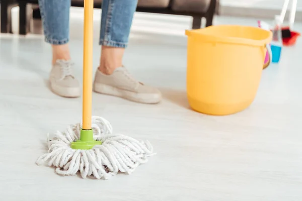 Vista ritagliata della donna pulizia pavimento con mop — Foto stock
