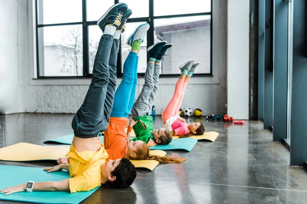 Enfants préadolescents faisant de l'exercice de chandelier dans la salle de gym — Photo de stock