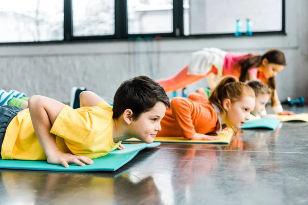 Preteen crianças fazendo exercício push-up no ginásio — Fotografia de Stock