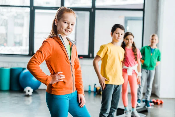 Grupo de niños posando después del entrenamiento en el gimnasio - foto de stock