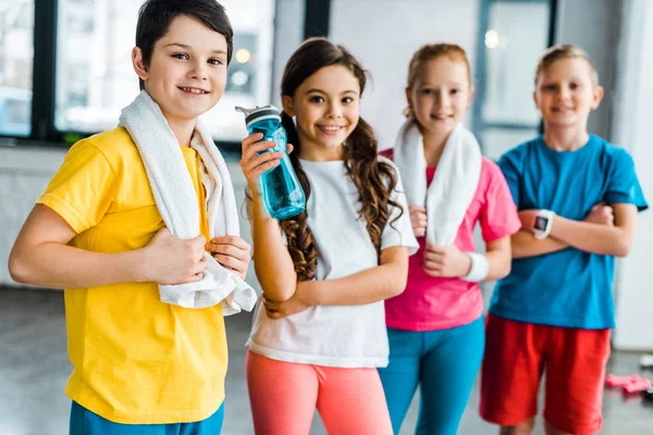 Gruppo di bambini con asciugamani in posa dopo l'allenamento insieme — Foto stock