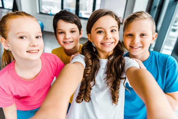 Crianças pré-adolescentes excitadas rindo enquanto tomam selfie juntas — Fotografia de Stock