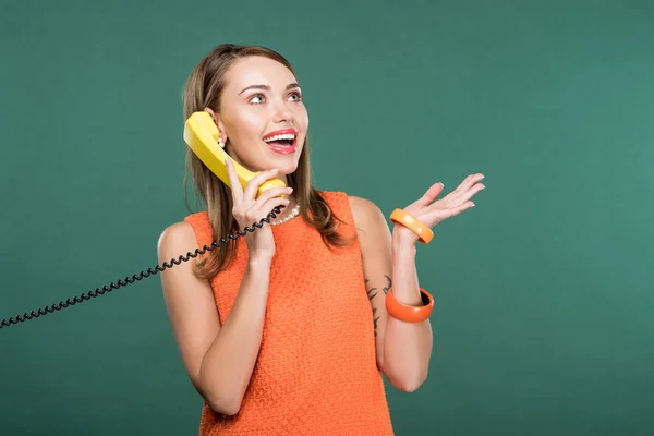 Bela mulher feliz falando no telefone retro isolado no verde — Fotografia de Stock