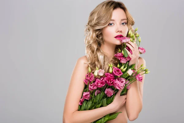 Обнаженная красивая женщина, позирующая с весенним цветочным букетом Юстомы, изолированным на сером — стоковое фото