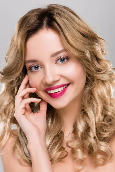 Close up de concurso nu sorrindo jovem mulher posando isolado no cinza — Fotografia de Stock