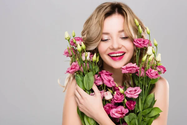 Nackt glücklich Frühling junge Frau mit Strauß Eustoma-Blumen isoliert auf grau — Stockfoto