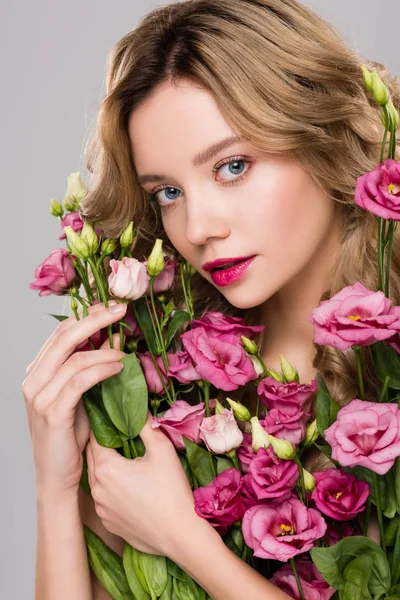 Nu belle printemps jeune femme tenant bouquet de fleurs d'eustome isolé sur gris — Photo de stock
