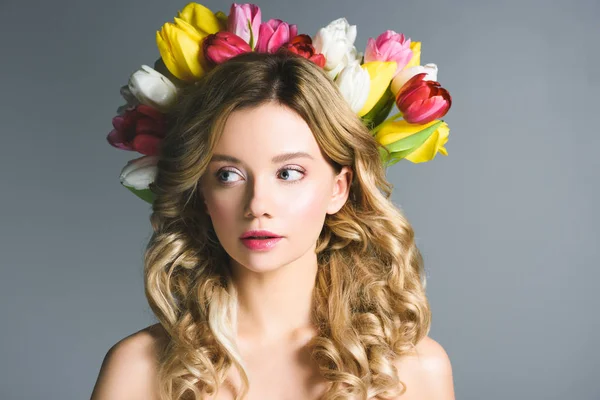 Schönes Mädchen mit Blumenkranz auf dem Haar isoliert auf grau — Stockfoto