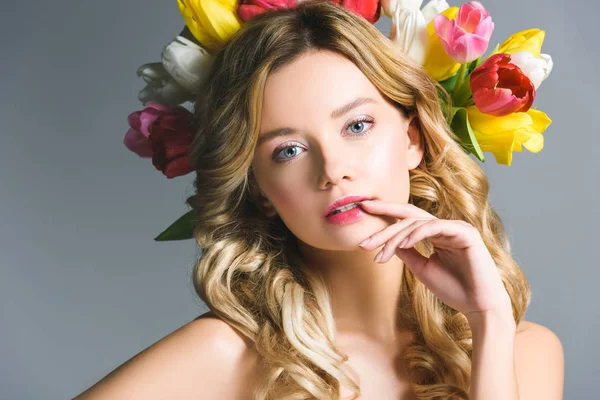Elegante chica con corona de flores en el pelo aislado en gris - foto de stock