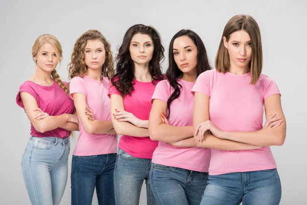 Hermosas mujeres fuertes de pie con brazos cruzados aislados en gris - foto de stock