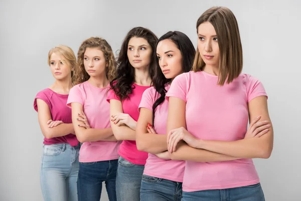 Schöne und selbstbewusste Frauen, die mit verschränkten Armen auf grau isoliert stehen — Stockfoto