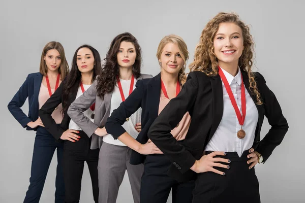 Вибірковий фокус веселий бізнеследі стоячи з медалі ізольовані на сірому — стокове фото