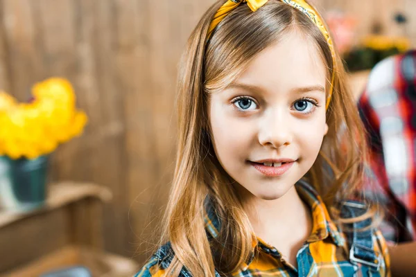 Allegro bambino carino sorridente mentre guarda la fotocamera — Foto stock