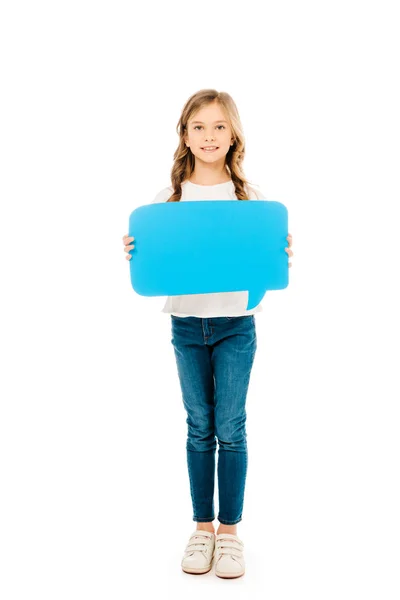 Lindo niño sonriente sosteniendo burbuja de habla azul aislado en blanco - foto de stock