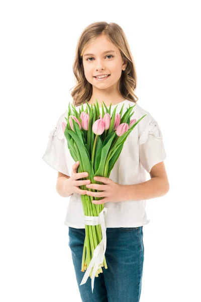 Carino bambino sorridente tenendo bel mazzo di tulipani rosa isolati su bianco — Foto stock