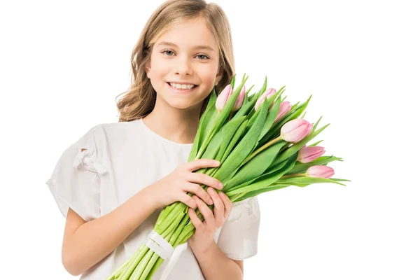 Felice bambino sorridente con bellissimo bouquet di tulipani rosa isolati su bianco — Foto stock