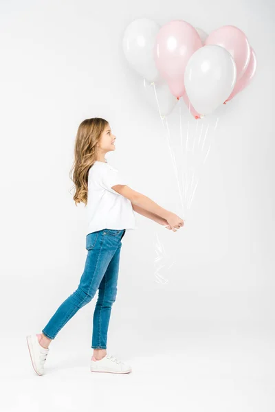 Adorabile bambino con palloncini d'aria bianchi e rosa su sfondo bianco — Foto stock