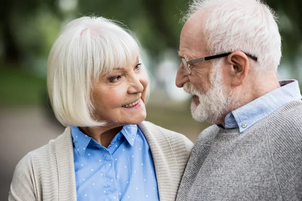 Щаслива старша пара посміхається, дивлячись один на одного — стокове фото