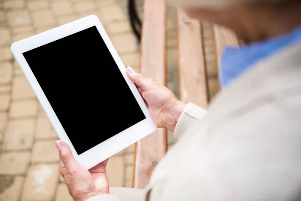 Selektiver Fokus des digitalen Tablets in den Händen der Seniorin — Stockfoto