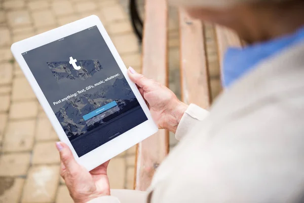 Selektiver Fokus der Seniorin mittels digitalem Tablet mit Tumblr-App auf dem Bildschirm — Stockfoto