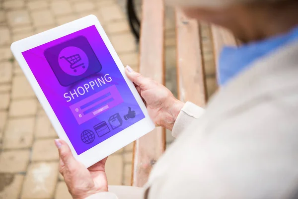 Вибірковий фокус старшої жінки за допомогою цифрового ноутбука з онлайн-покупками на екрані — стокове фото