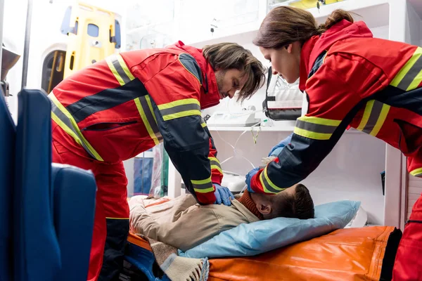 Les ambulanciers en gants de latex font de la réanimation cardiopulmonaire — Photo de stock