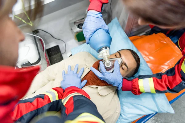 Les ambulanciers font de la réanimation cardiopulmonaire en ambulance — Photo de stock