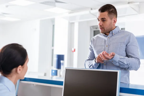 Patient inquiet parlant à une infirmière à la clinique — Photo de stock