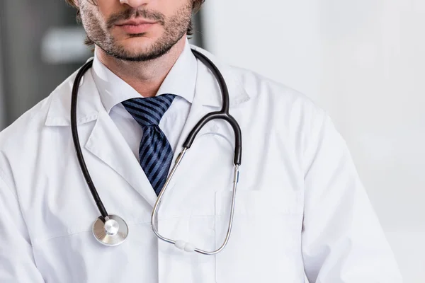 Ausgeschnittene Ansicht eines Arztes im weißen Kittel mit Stethoskop — Stockfoto