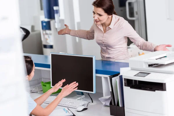 Paciente estressado conversando com enfermeira na clínica — Fotografia de Stock