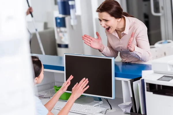 Paciente agresivo gritándole a enfermera en clínica - foto de stock
