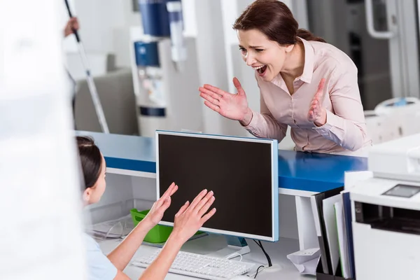 Paziente aggressivo che urla all'infermiera in clinica — Foto stock