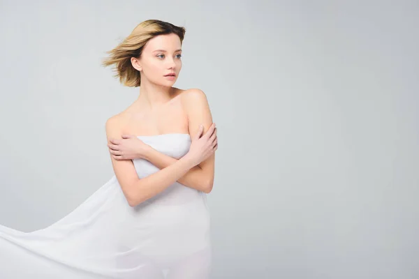 Menina macia nua posando em véu branco elegante, isolado em cinza — Fotografia de Stock