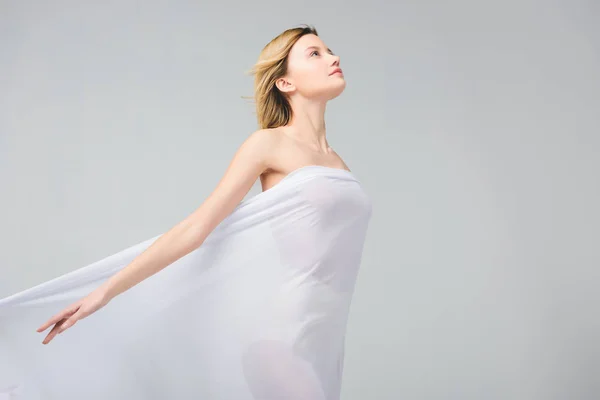 Menina nua macia posando em véu branco, isolado em cinza — Fotografia de Stock