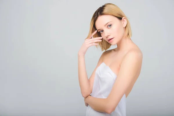 Menina nua loira atraente posando em véu branco elegante, isolado em cinza — Fotografia de Stock