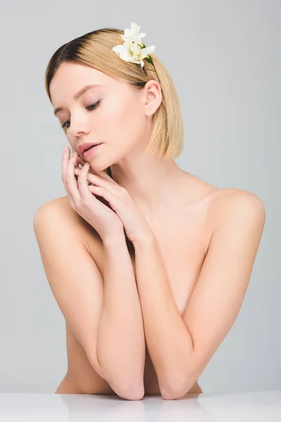 Tendre belle fille avec des fleurs freesia dans les cheveux, isolé sur gris — Photo de stock