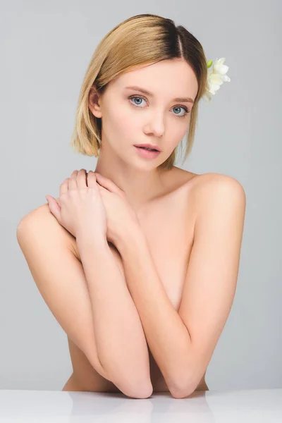 Tendre jeune femme nue avec des fleurs freesia dans les cheveux, isolé sur gris — Photo de stock