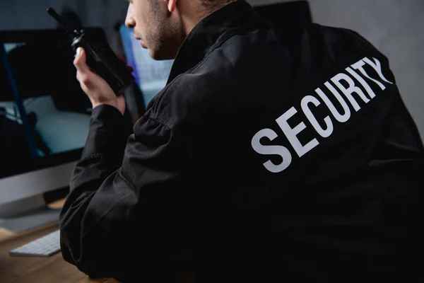 Corte vista de guarda em uniforme segurando walkie-talkie — Fotografia de Stock