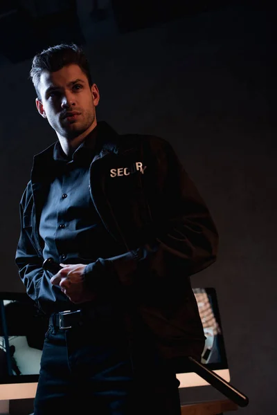 Bella guardia in uniforme in piedi e guardando altrove — Foto stock