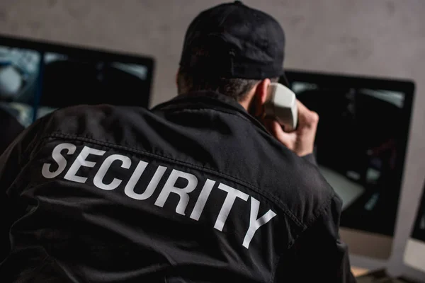 Messa a fuoco selettiva della guardia in uniforme tramite telefono — Foto stock