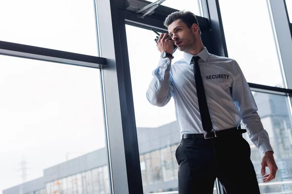 Bel guardiano in giacca e cravatta che parla sul walkie-talkie — Foto stock