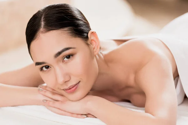 Bela mulher asiática sorrindo, descansando e olhando para a câmera — Fotografia de Stock