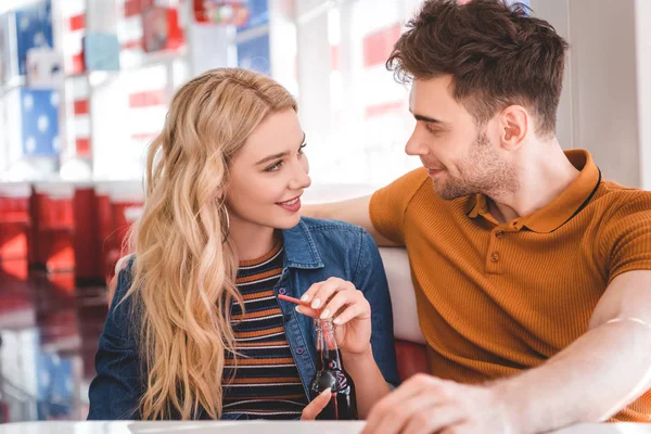 Schönes Paar lächelt, umarmt und schaut einander an — Stockfoto