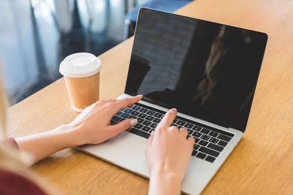 Обрезанный вид женщины с помощью ноутбука с копировальным местом в кафе — стоковое фото